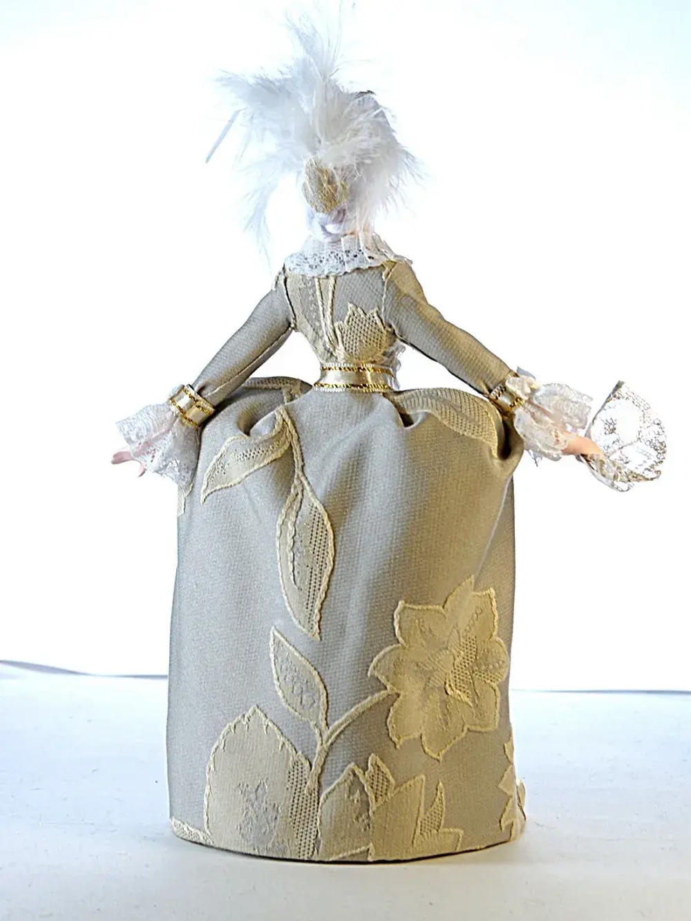 Кукла коллекционная в женском придворном костюме 18 века