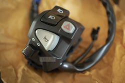 35200-KZZ-921 (35200-KZZ-922) SWITCH ASSY., WINKER. Honda CRF250L (2017-2020)