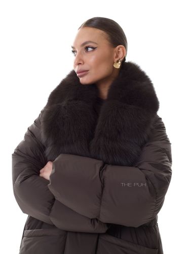 Шоколадный удлиненный пуховик с поясом и меховым воротником