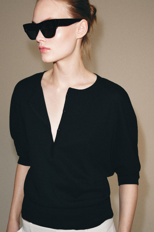 ZARA ХЛОПКОВАЯ ФУТБОЛКА С ВОРОТНИКОМ НА ПУГОВИЦАХ, ЧЕРНЫЙ