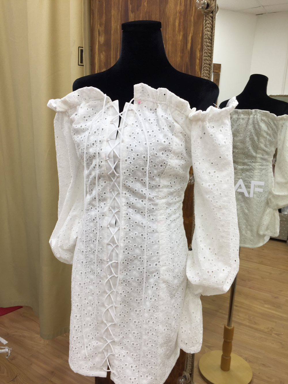 Платье со шнуровкой из шитья на подкладе