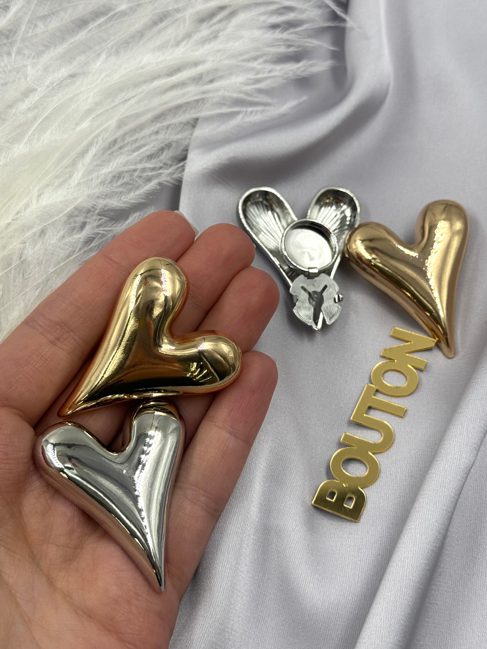 Накладка на пуговицу серебристая в форме массивного сердца