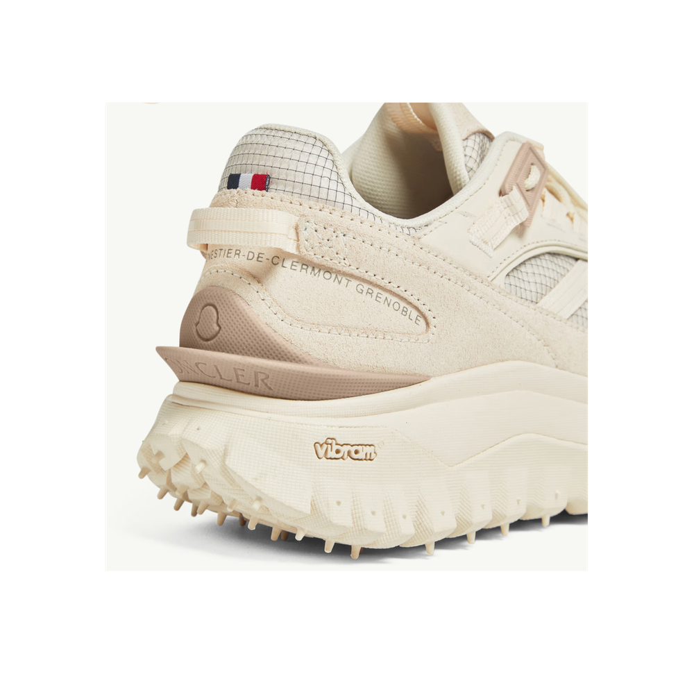 Кроссовки Moncler Trailgrip из замши и кожи с технологичным верхом в бежевом цвете