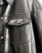 Стильная куртка-рубашка из блестящей эко-кожи в классическом чёрном цвете