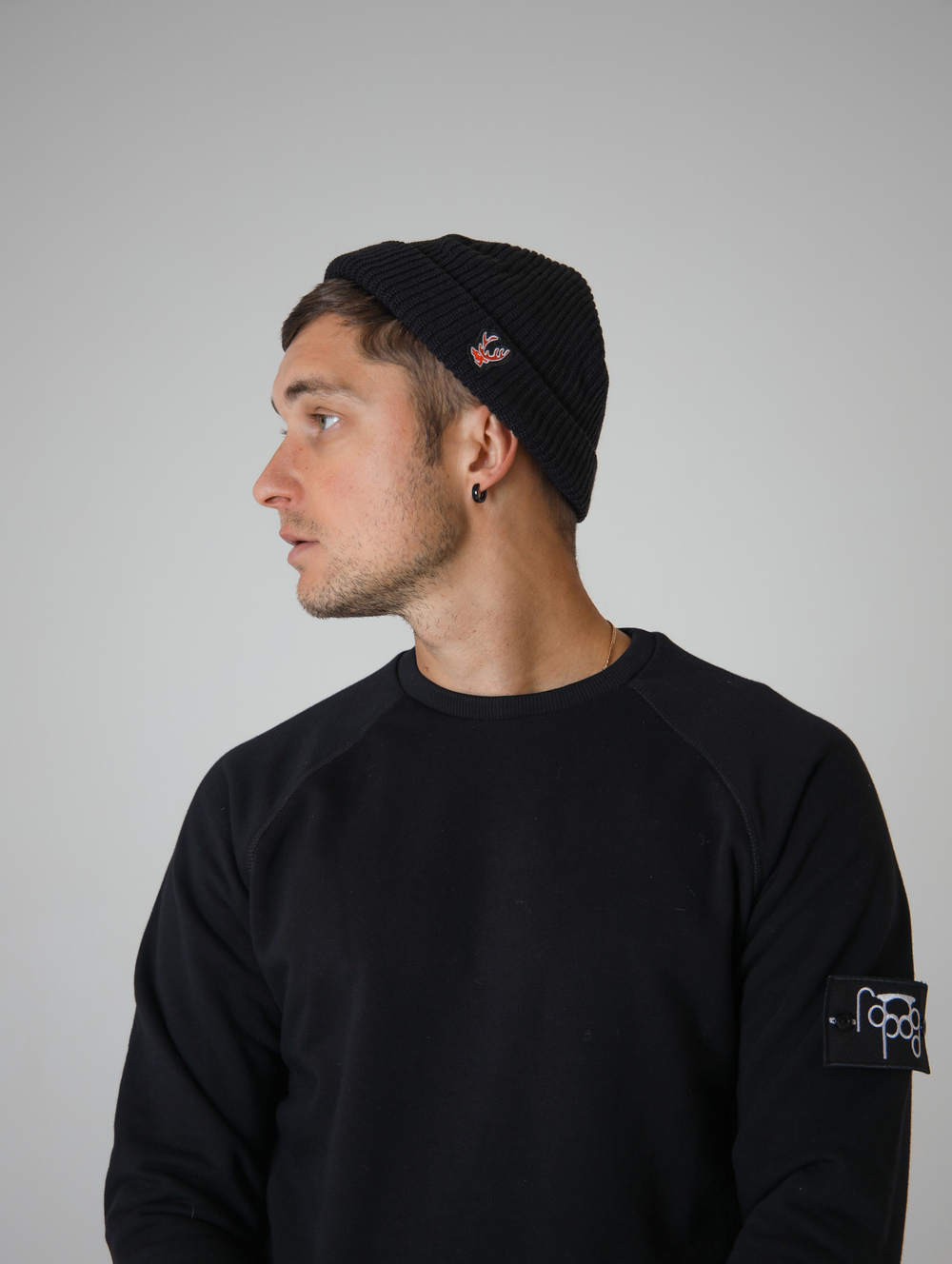 Шапка короткая черная Город Горький олень красный