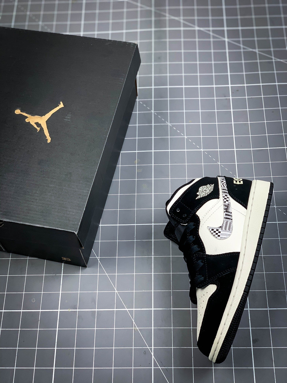 AIR JORDAN 1 MID MELO SE EQUALITY BLACK/BLACK-SAIL-WOLF GREY