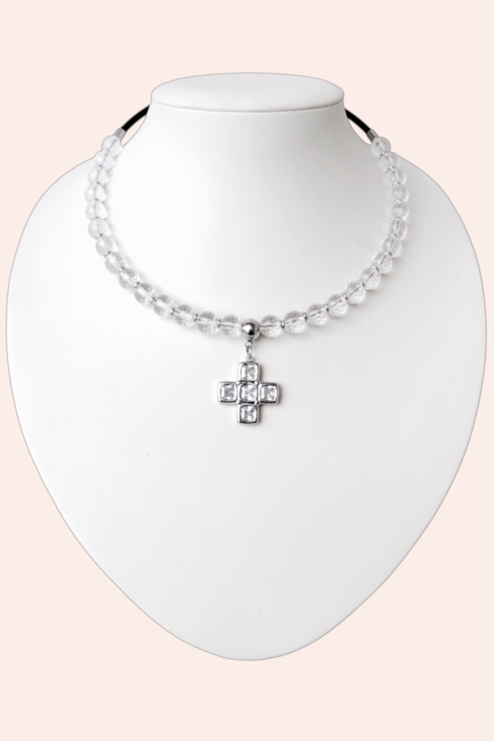 Колье из горного хрусталя с подвеской в виде креста со стразами