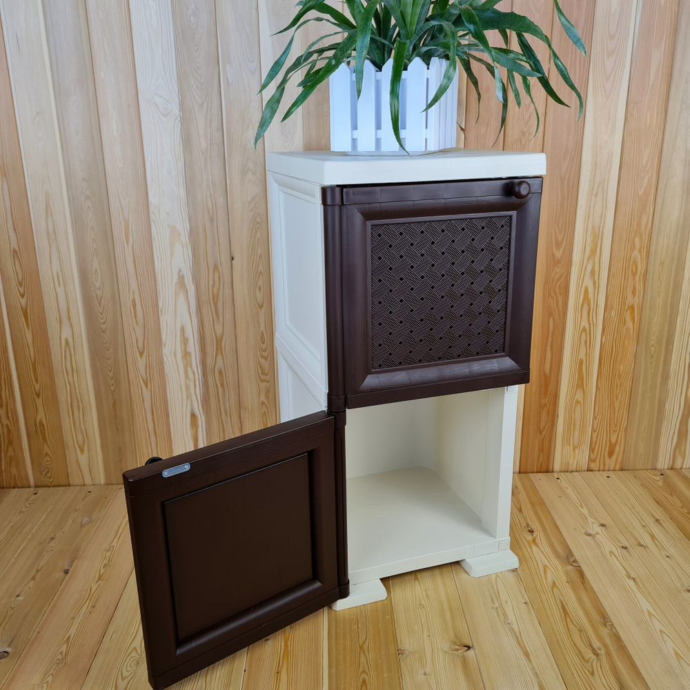 Тумба-шкаф пластиковая "УЮТ", с усиленными рёбрами жёсткости, две дверцы (верхняя плетёная, нижняя сплошная, открытие влево). Цвет: Бежевый с Коричневыми дверцами.