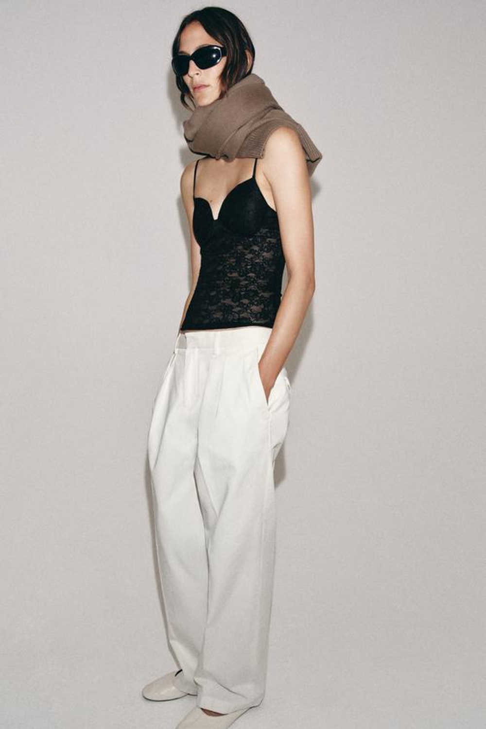 ZARA ТОП НА БРЕТЕЛЯХ С КРУЖЕВОМ, ЧЕРНЫЙ