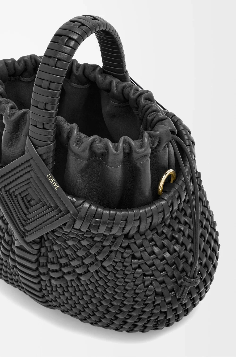 Loewe Миниатюрная круглая плетеная сумка Diamond из телячьей кожи, черный