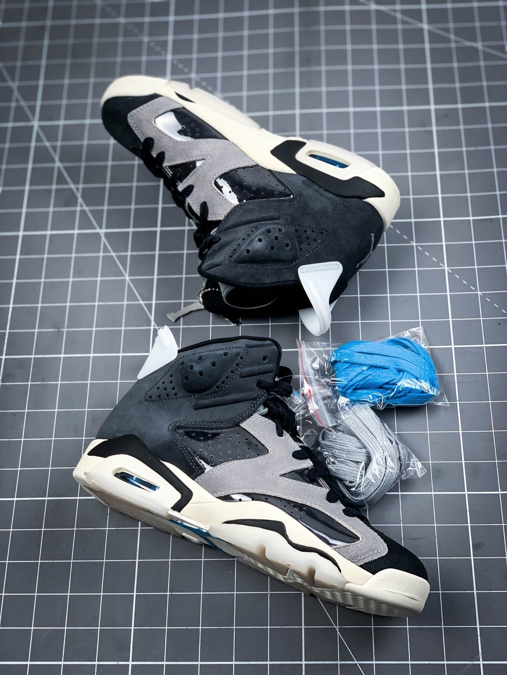 AIR JORDAN 6 RETRO TECH CHROME BLACK/LIGHT SMOKE GREY/SAIL/CHROME