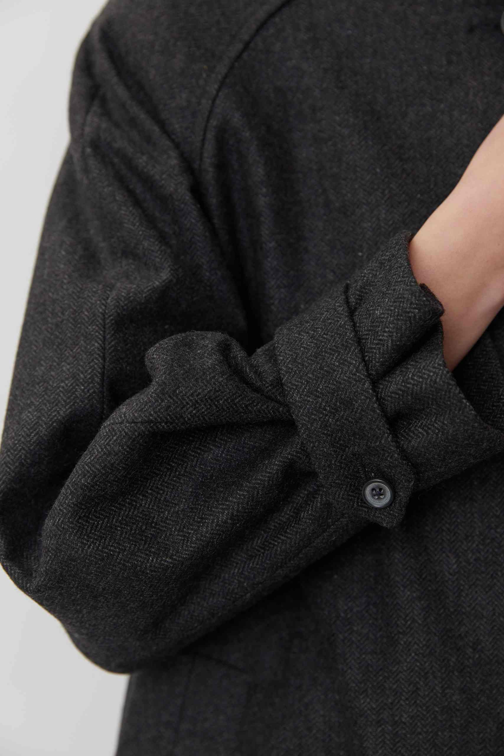 Объемное пальто в серую елочку