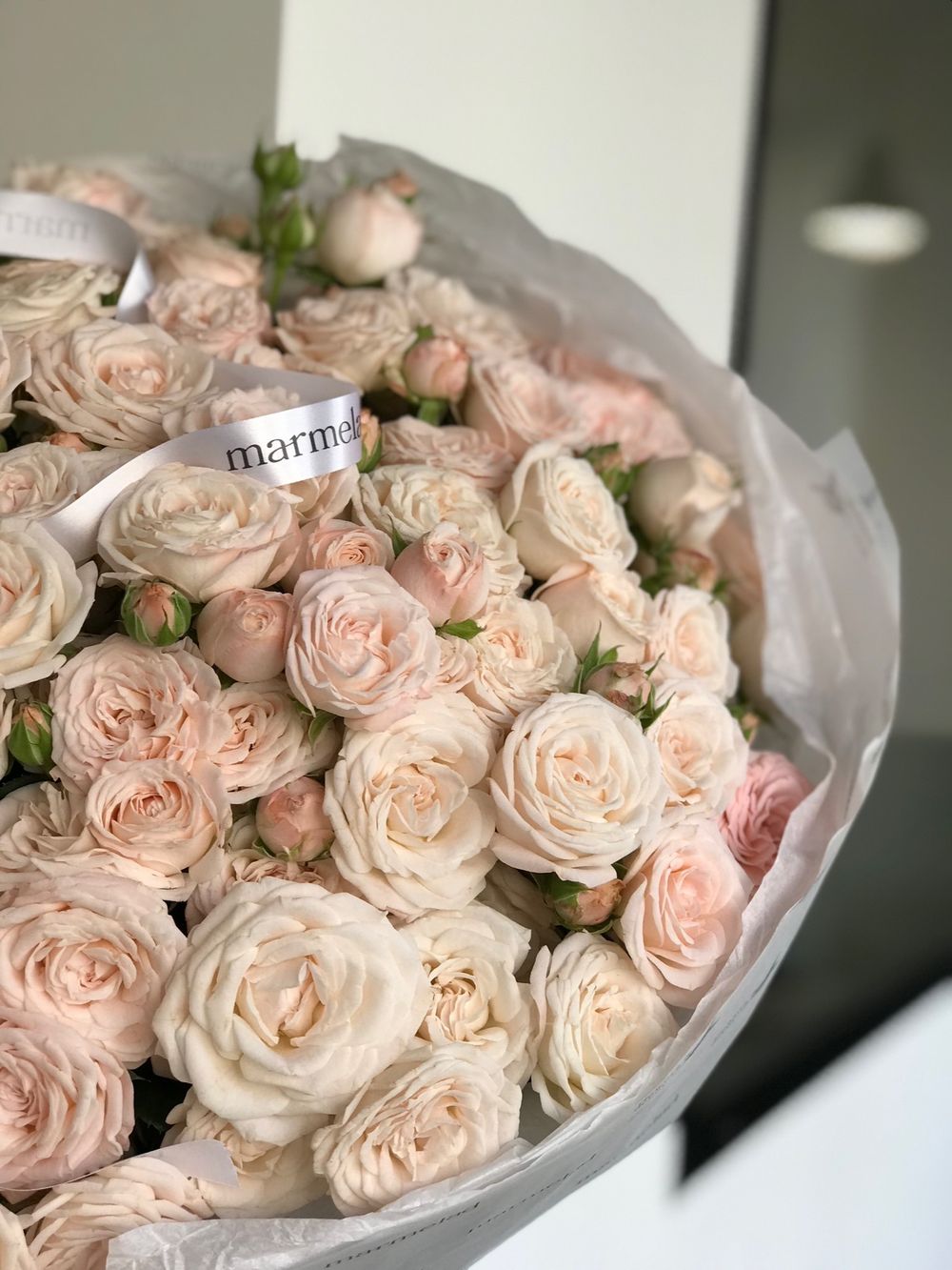 Гранд букет из нежной кустовой розы - крупный бутон Бомбастик