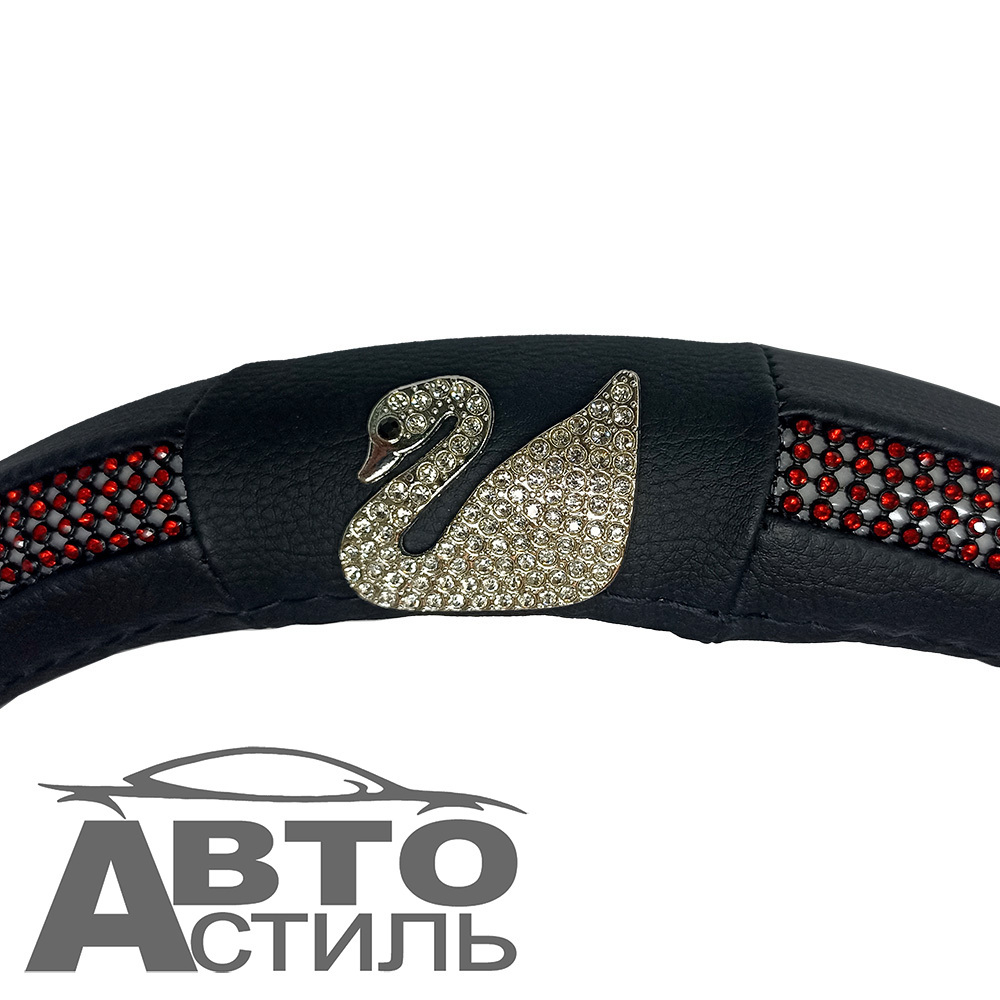 Оплетка на руль круглая Coolpart DIAMOND 50  (38*38) лебедь к/з черный/красный СТРАЗЫ L2088BL-RD