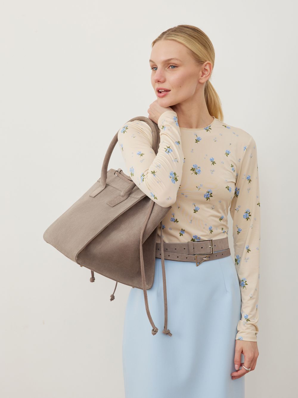 БАЗОВЫЙ ТОНКИЙ РЕМЕНЬ С ТРЕУГОЛЬНОЙ ПРЯЖКОЙ ЗАМША СЕРЫЙ