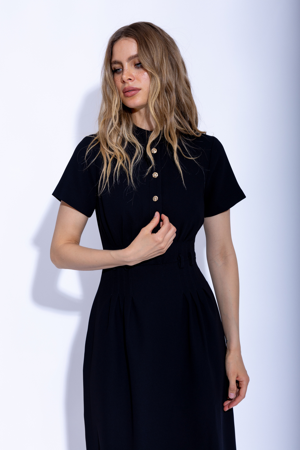 Женское чёрное платье миди на пуговицах