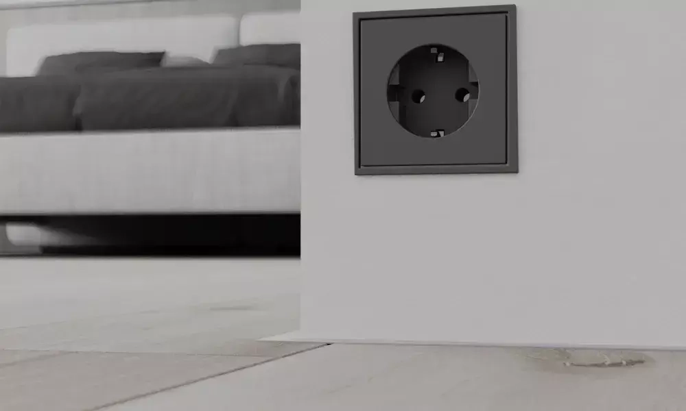 Микроплинтус для пола серебристый матовый, алюминиевый, 6×16×2500 мм