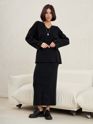 Черный трикотажный костюм с юбкой