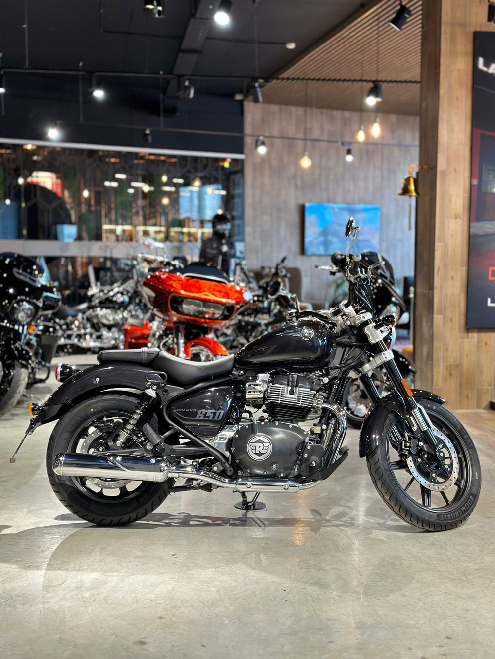 Royal Enfield Super Meteor 650 Astral Black (Base)