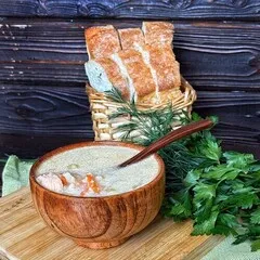 Финский суп с семгой и сливками 320 мл — готовый крем-суп в порционном стаканчике. Идеально для бизнес-ланча или быстрого перекуса в офисе. Разогрей в микроволновке за 3 минуты.