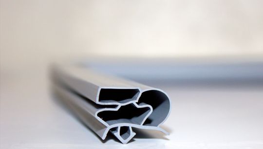 Уплотнитель распашной двери для холодильного стола SAGI KUAА-OP14 565*370 мм по пазу (028)