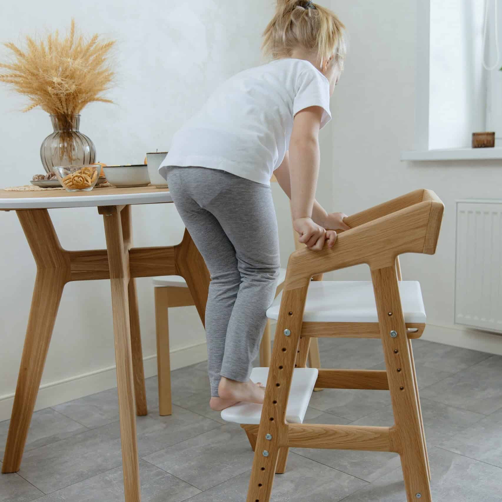 Растущий стул: натуральный дуб, белое сиденье