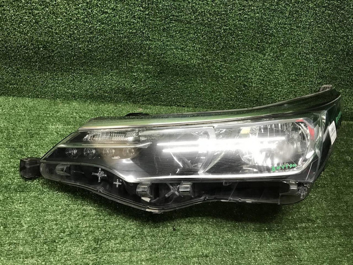 Фара левая Toyota Corolla E160 (2015-2019) галоген