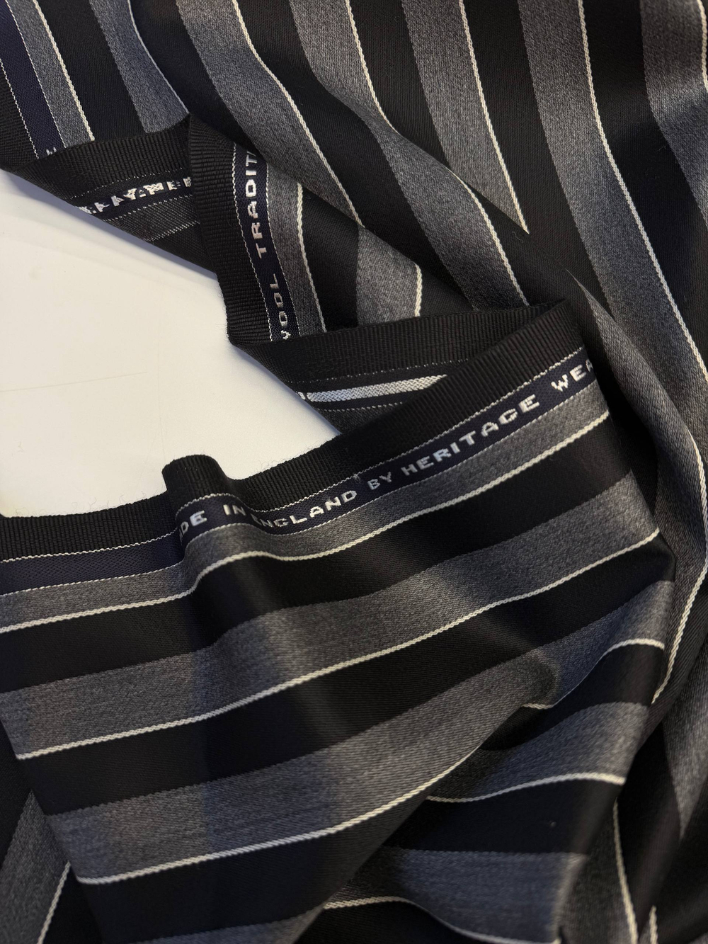 Шерсть костюмно-плательная Versace by Heritage Weavers в черно-серую полоску