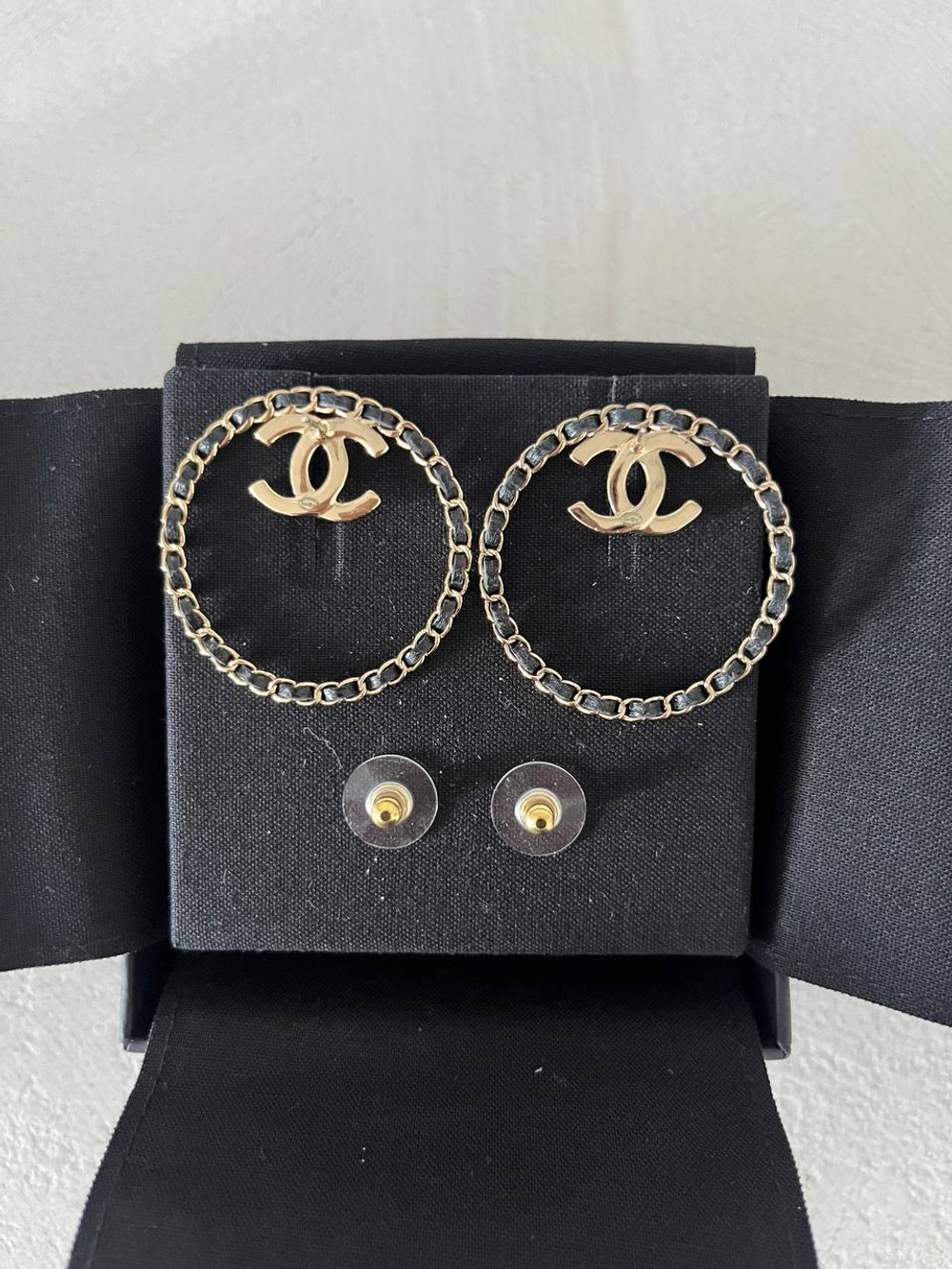 Серьги Chanel Crystal Lambskin CC Chain Hoop Earrings