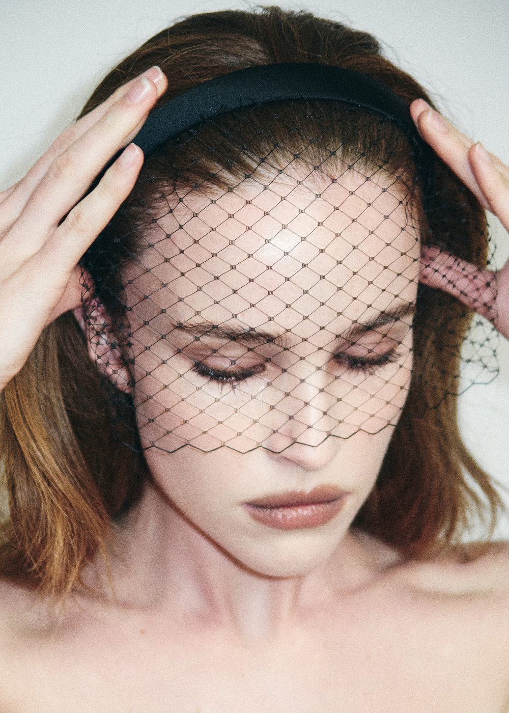 Вуаль на тонком ободке укороченная