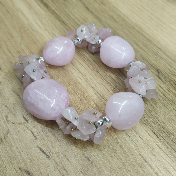 Браслет Розовый кварц на резинке, крошка, крупные бусины