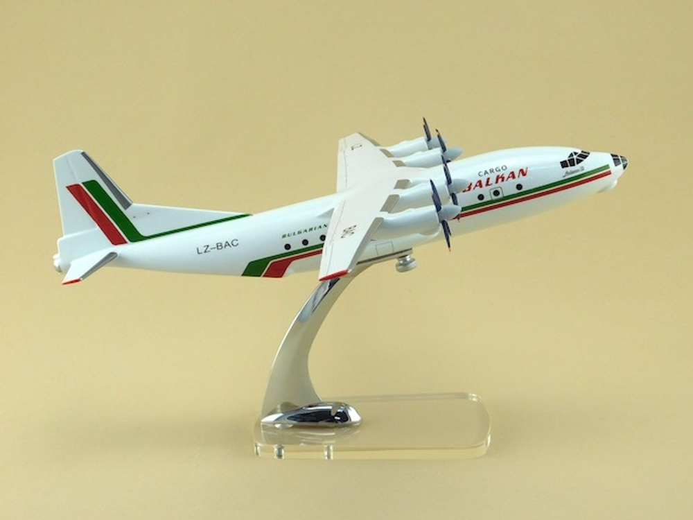 Модель самолета Ан-12 (М1:100, Balkan)