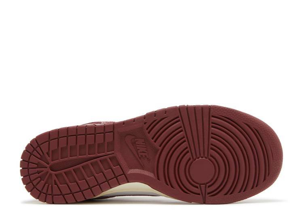 Wmns Dunk Low Premium "Vintage Red"