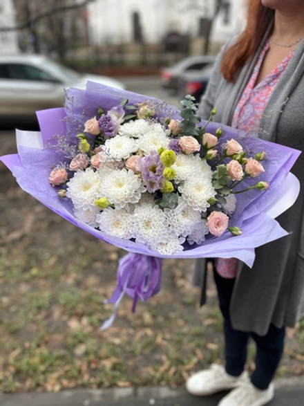 Сиреневый букет с персиковыми розами