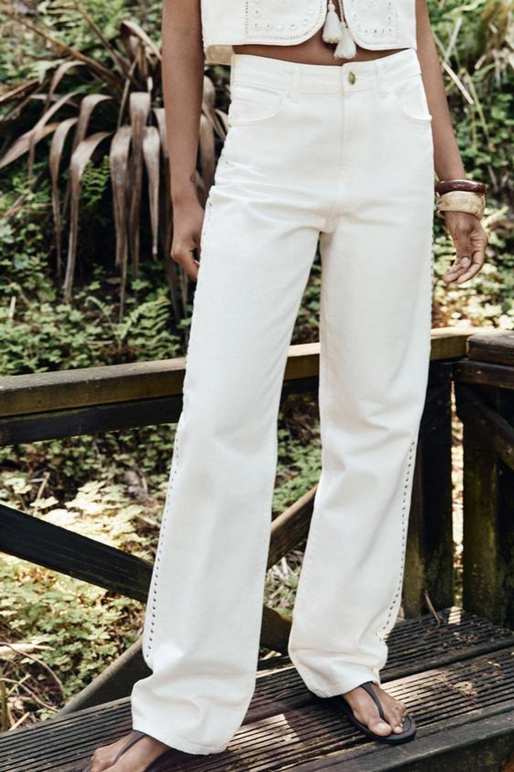 ZARA ДЖИНСЫ Z1975 STRAIGHT СО СРЕДНЕЙ ПОСАДКОЙ И ЗАКЛЕПКАМИ, БЕЛЫЙ