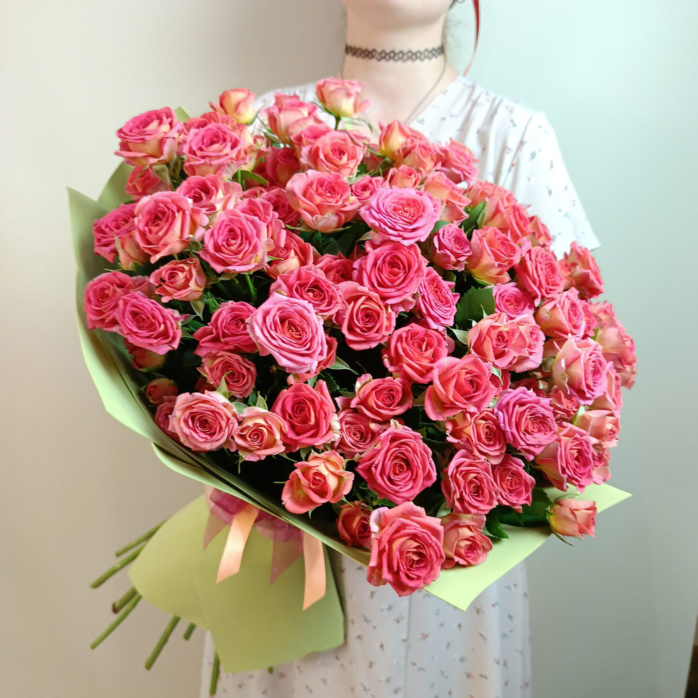 Букет из Коралловых кустовых роз 25 шт в зелёном фоамиране