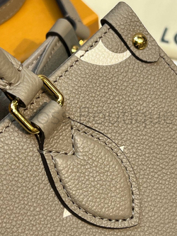Коричневая сумка Louis Vuitton Onthego PM с узором монограм