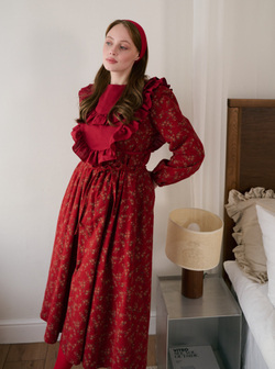 Платье с воротником стойкой