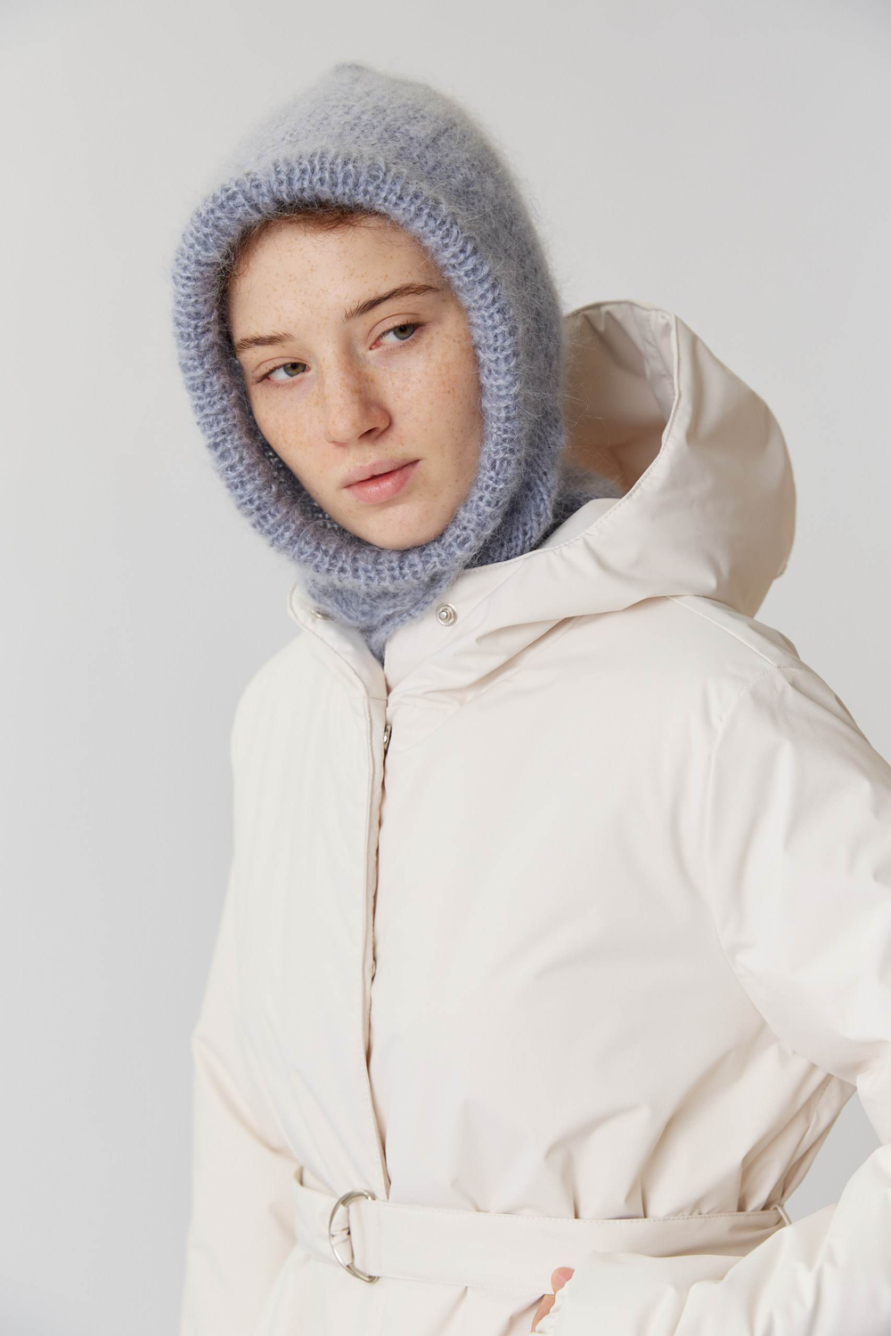 Капор голубого цвета из мохера