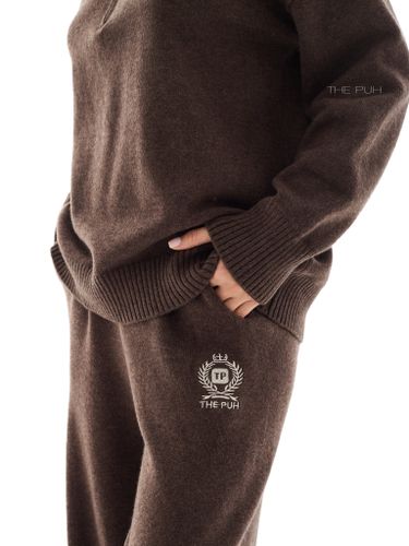 Вязаный костюм с вышивкой в цвете шоколад