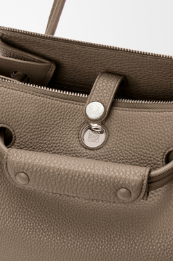Loewe Маленькая сумка Madrid из мягкой зернистой телячьей кожи, серо-коричневый