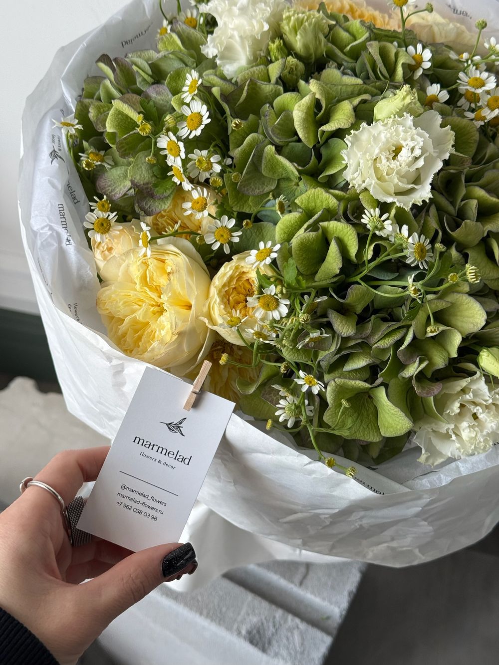 Букет из кустовых пионовивидных роз, гортензии, лизиантуса и ромашки