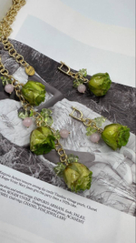 Колье "Роза" бутоны натуральных роз в зеленом оттенке и кварцы, оттенок золото