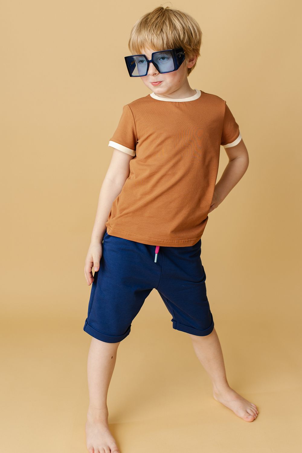 Футболка цвета молочного шоколада со сливочной отделкой