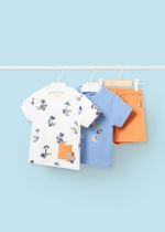 две футболки с шортами