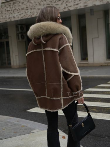 Коричневая дубленка с мехом песца на капюшоне