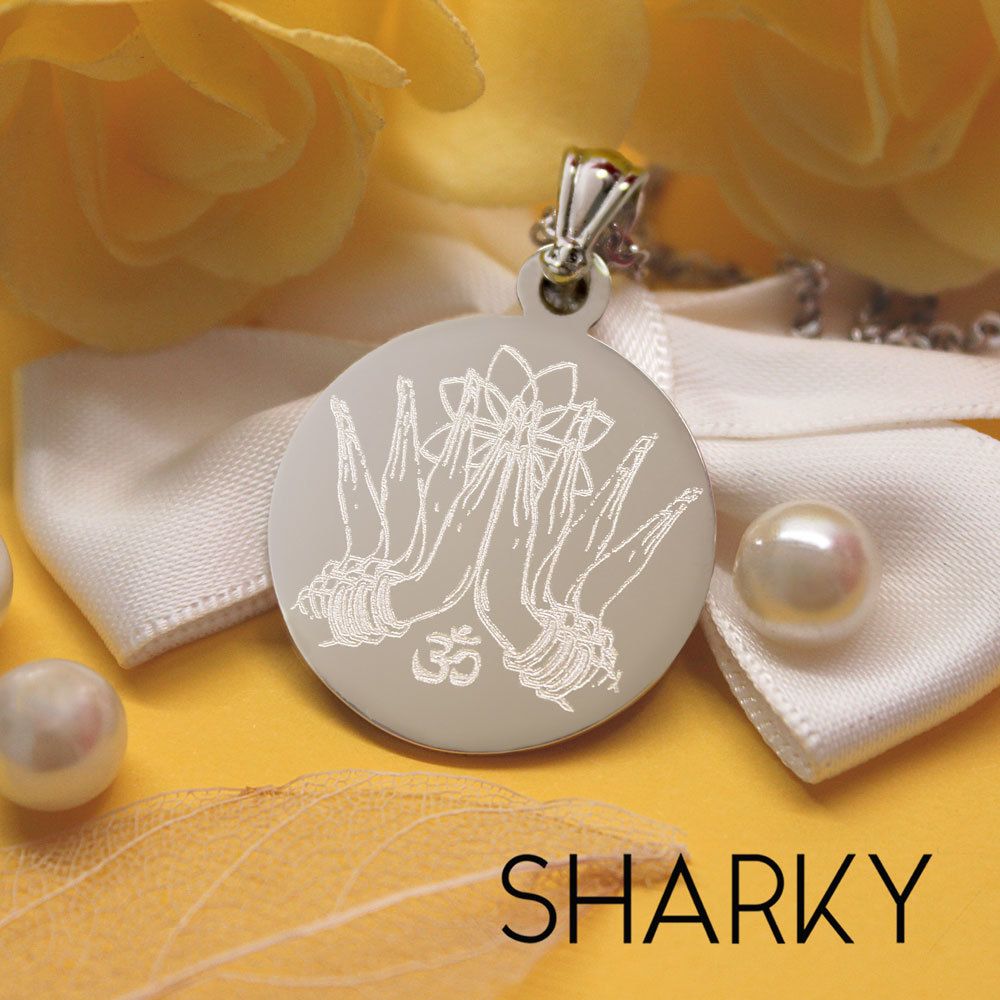 Серебряная подвеска кулон с гравировкой namaste намастэ