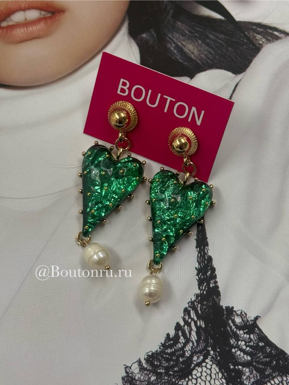 Серьги в форме "Сердца" зеленые с подвесками из натурального жемчуга