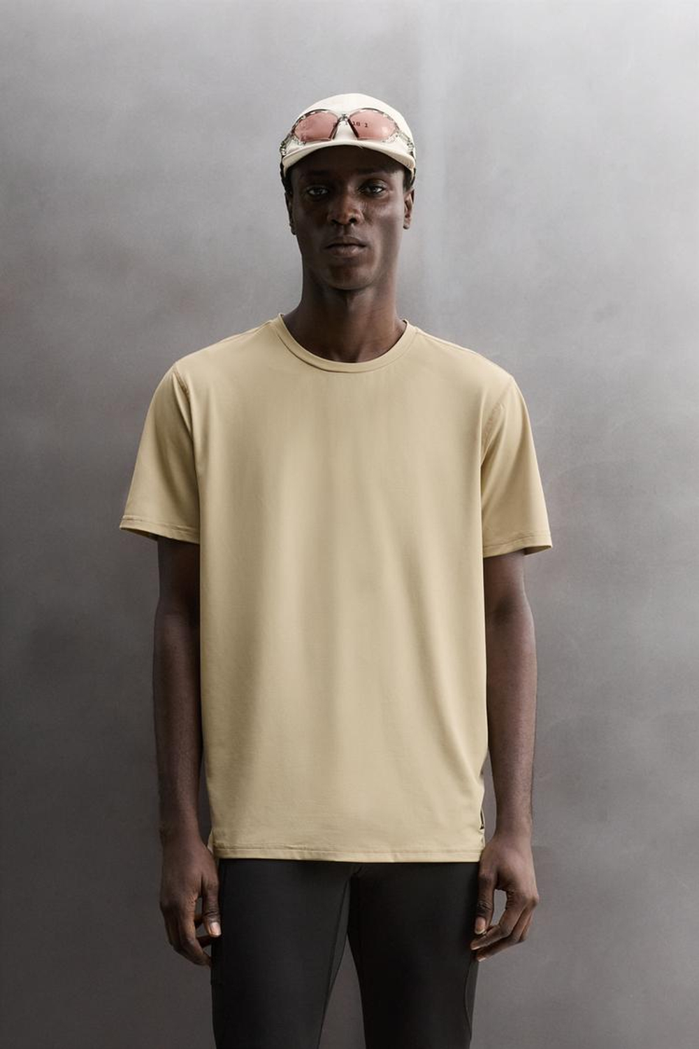 ZARA БАЗОВАЯ СПОРТИВНАЯ ФУТБОЛКА ИЗ ТЕХНИЧЕСКОЙ ТКАНИ, ПЕСОЧНЫЙ