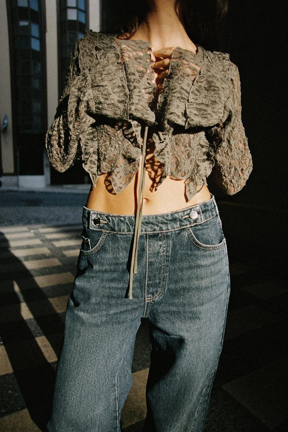 ZARА УКОРОЧЕННЫЙ КАРДИГАН С КРУЖЕВОМ И ВОЛАНАМИ, СЕРО-КОРИЧНЕВЫЙ